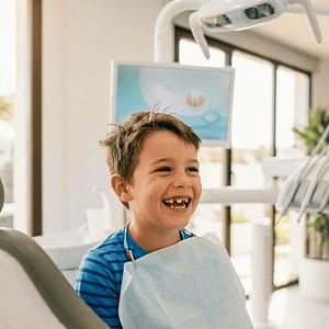 Niño sonriendo tras su tratamiento de ortodoncia infantil