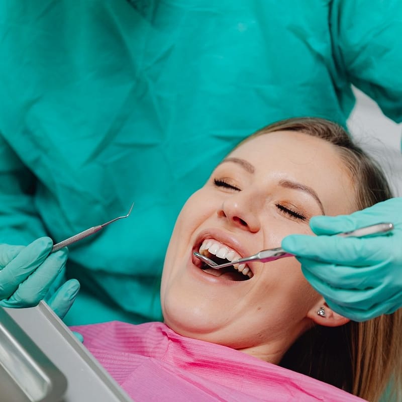 Dentista realizando un implante dental
