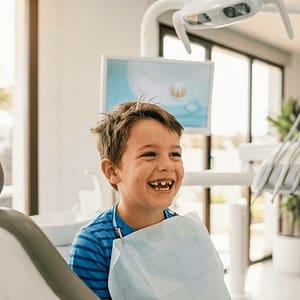 Niño sonriendo tras su tratamiento de ortodoncia infantil
